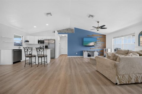House in Cape Coral, Florida 3 bedrooms, 119.66 sq.m. № 2279995 - photo 7