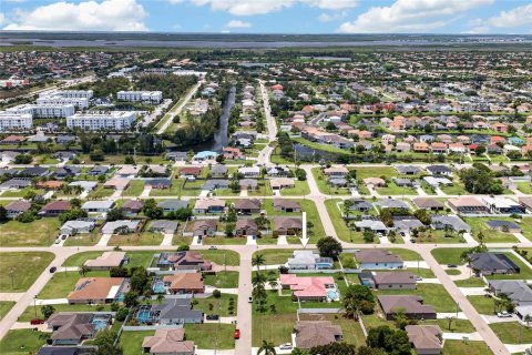 House in Cape Coral, Florida 3 bedrooms, 119.66 sq.m. № 2279995 - photo 2