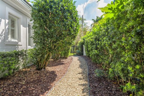 Купить виллу или дом в Корал-Гейблс, Флорида 3 спальни, 367.24м2, № 2052685 - фото 19