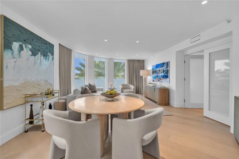 Condo in Surfside, Florida, 3 bedrooms  № 2189271 - photo 12