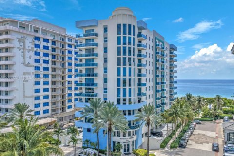 Condo in Surfside, Florida, 3 bedrooms  № 2189271 - photo 28