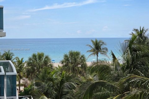 Condo in Surfside, Florida, 3 bedrooms  № 2189271 - photo 7