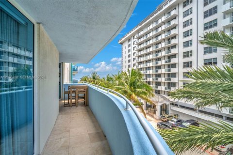 Condo in Surfside, Florida, 3 bedrooms  № 2189271 - photo 26