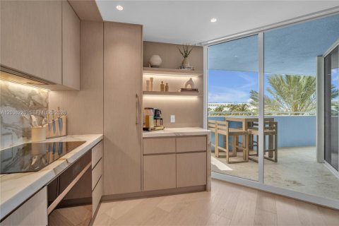 Condo in Surfside, Florida, 3 bedrooms  № 2189271 - photo 15