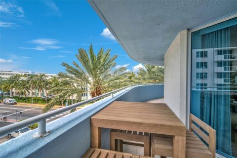 Condo in Surfside, Florida, 3 bedrooms  № 2189271 - photo 27