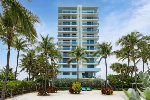 Condo in Surfside, Florida, 3 bedrooms  № 2189271 - photo 30