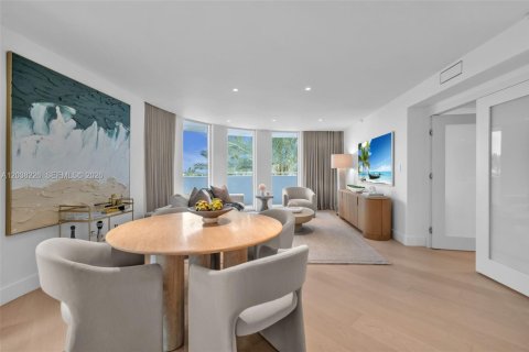 Condo in Surfside, Florida, 3 bedrooms  № 2189271 - photo 18