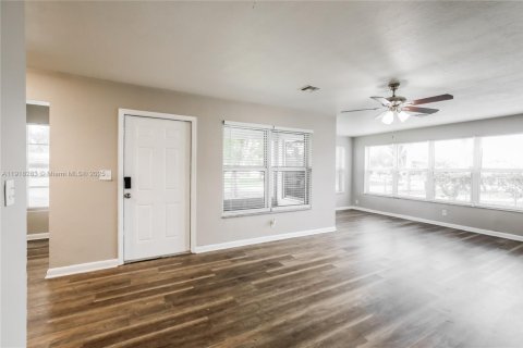 Villa ou maison à louer à Margate, Floride: 3 chambres, 130.99 m2 № 1973050 - photo 3