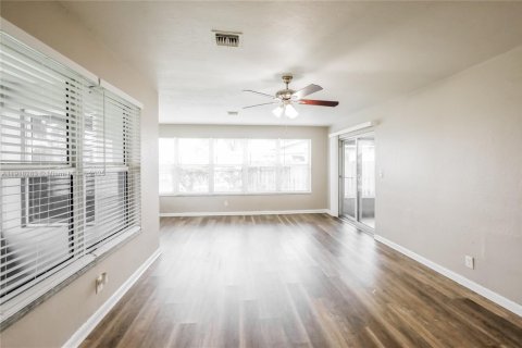 Villa ou maison à louer à Margate, Floride: 3 chambres, 130.99 m2 № 1973050 - photo 4