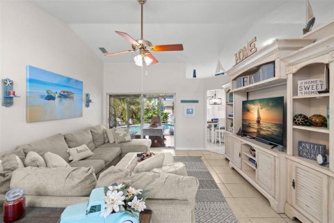 House in Tierra Verde, Florida 3 bedrooms, 195.56 sq.m. № 1776842 - photo 6