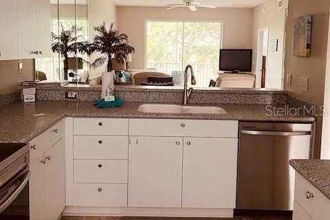 Condo in Sarasota, Florida, 2 bedrooms  № 2206558 - photo 3