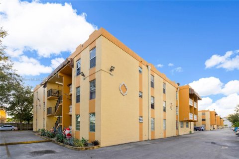Condominio en venta en Hialeah, Florida, 2 dormitorios, 80.82 m2 № 1729555 - foto 28