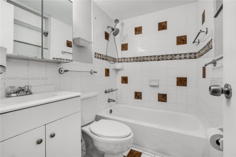 Condominio en venta en Hialeah, Florida, 2 dormitorios, 80.82 m2 № 1729555 - foto 22