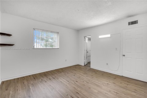 Condominio en venta en Hialeah, Florida, 2 dormitorios, 80.82 m2 № 1729555 - foto 20