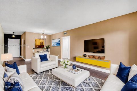 Condominio en venta en Hialeah, Florida, 2 dormitorios, 80.82 m2 № 1729555 - foto 3