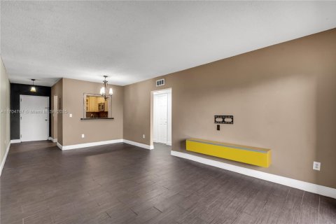 Condominio en venta en Hialeah, Florida, 2 dormitorios, 80.82 m2 № 1729555 - foto 11