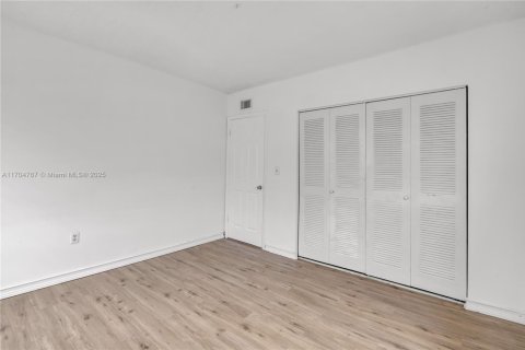 Condominio en venta en Hialeah, Florida, 2 dormitorios, 80.82 m2 № 1729555 - foto 26