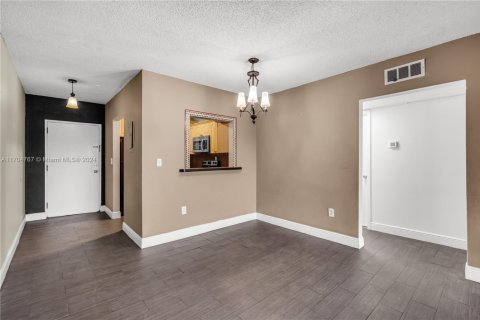 Condominio en venta en Hialeah, Florida, 2 dormitorios, 80.82 m2 № 1729555 - foto 14