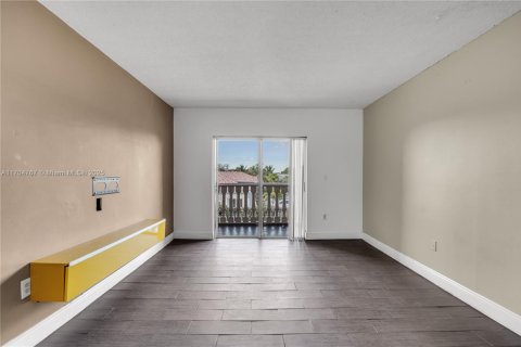 Condominio en venta en Hialeah, Florida, 2 dormitorios, 80.82 m2 № 1729555 - foto 13