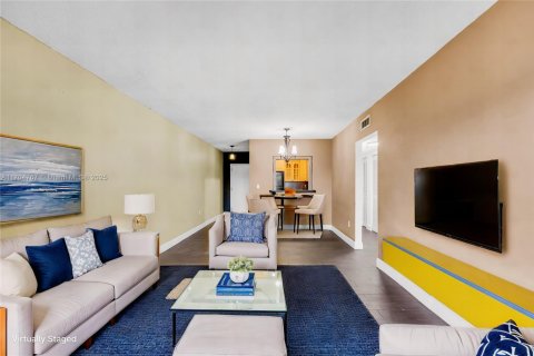 Condominio en venta en Hialeah, Florida, 2 dormitorios, 80.82 m2 № 1729555 - foto 1