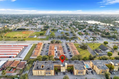 Condominio en venta en Hialeah, Florida, 2 dormitorios, 80.82 m2 № 1729555 - foto 29