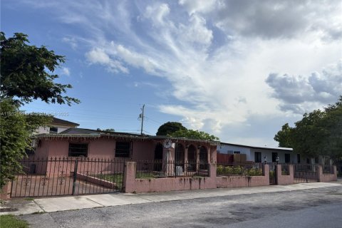 House in Miami, Florida 4 bedrooms, 179.77 sq.m. № 2013697 - photo 2