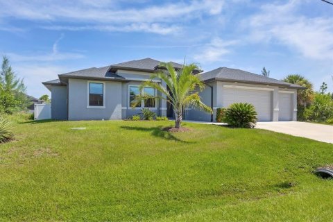 House in Port Charlotte, Florida 3 bedrooms, 176.7 sq.m. № 1307290 - photo 2