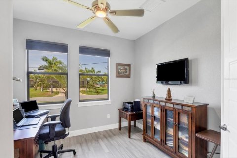 House in Port Charlotte, Florida 3 bedrooms, 176.7 sq.m. № 1307290 - photo 11