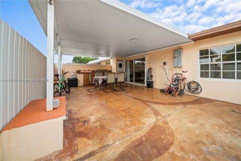 Townhouse in Miami, Florida 2 bedrooms, 77.57 sq.m. № 1726546 - photo 13