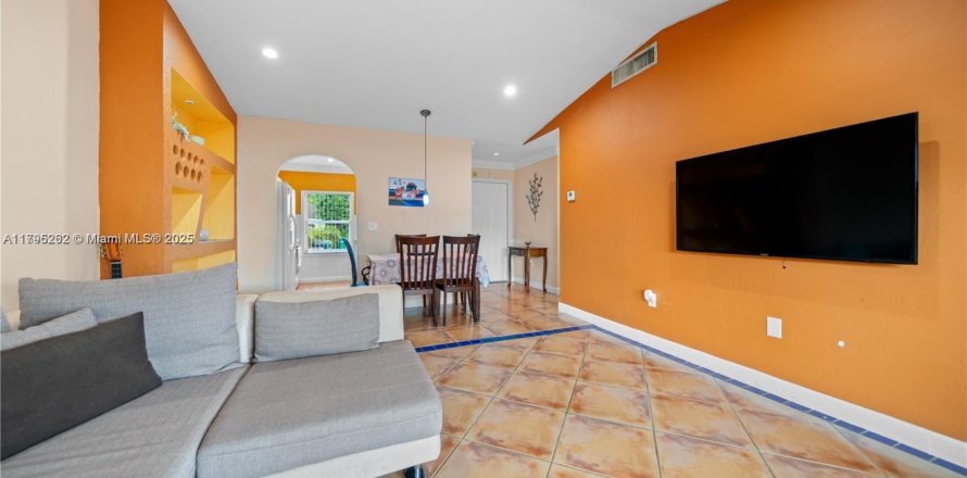 Townhouse in Miami, Florida 2 bedrooms, 77.57 sq.m. № 1726546