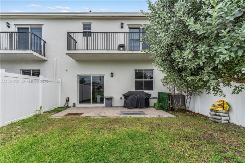 Townhouse in Homestead, Florida 3 bedrooms, 151.24 sq.m. № 2000977 - photo 2