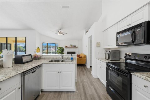 Villa ou maison à vendre à Deltona, Floride: 3 chambres, 158.96 m2 № 2430802 - photo 19