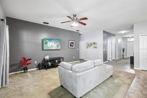 House in Haines City, Florida 4 bedrooms, 166.48 sq.m. № 2234474 - photo 2
