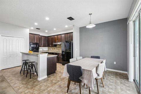 House in Haines City, Florida 4 bedrooms, 166.48 sq.m. № 2234474 - photo 5