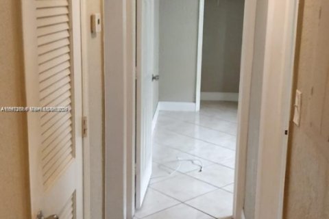 Condo in Hollywood, Florida, 2 bedrooms № 2054497 - photo 21