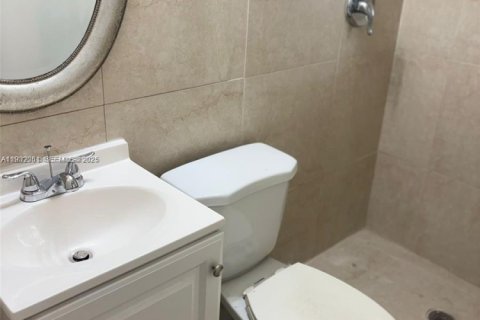 Condo in Hollywood, Florida, 2 bedrooms № 2054497 - photo 18