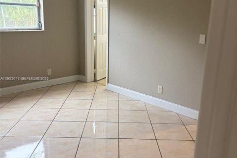 Condo in Hollywood, Florida, 2 bedrooms № 2054497 - photo 13