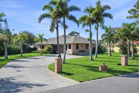 House in Englewood, Florida 3 bedrooms, 236.16 sq.m. № 2207989