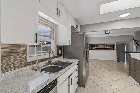 Casa en venta en Tampa, Florida, 4 dormitorios, 181.9 m2 № 2201807 - foto 27