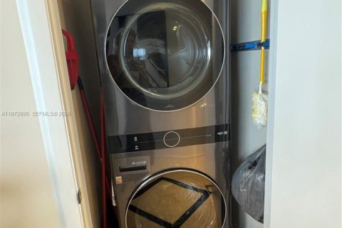 Condo in Hallandale Beach, Florida, 2 bedrooms  № 2052883 - photo 18