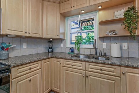 House in Seminole, Florida 4 bedrooms, 168.62 sq.m. № 1819210 - photo 11