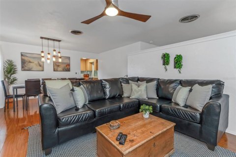 House in Seminole, Florida 4 bedrooms, 168.62 sq.m. № 1819210 - photo 7