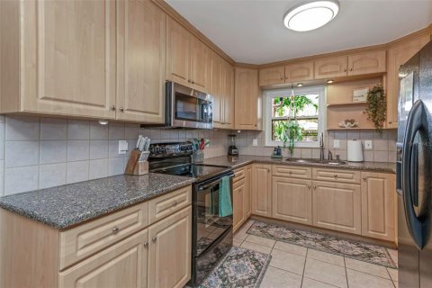 House in Seminole, Florida 4 bedrooms, 168.62 sq.m. № 1819210 - photo 12