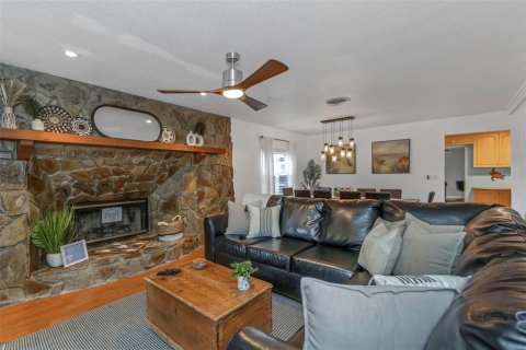 House in Seminole, Florida 4 bedrooms, 168.62 sq.m. № 1819210 - photo 5