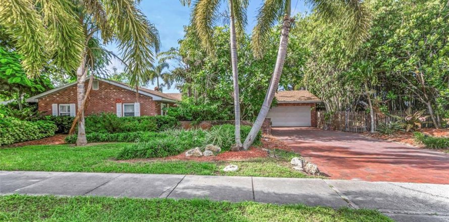 House in Seminole, Florida 4 bedrooms, 168.62 sq.m. № 1819210