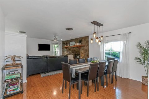 House in Seminole, Florida 4 bedrooms, 168.62 sq.m. № 1819210 - photo 3