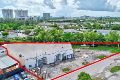 Commercial property in North Miami Beach, Florida № 1811277 - photo 1