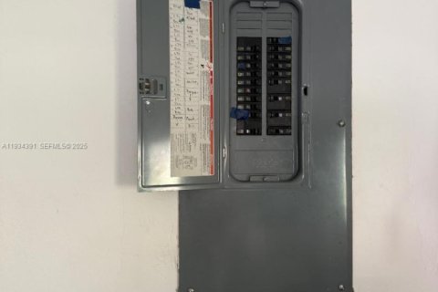 Casa en venta en Pompano Beach, Florida, 3 dormitorios, 115.85 m2 № 1992698 - foto 2