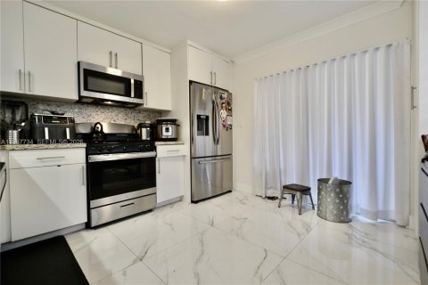 House in Miami, Florida 3 bedrooms, 180.79 sq.m. № 2030267 - photo 5