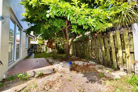 House in Miami, Florida 3 bedrooms, 180.79 sq.m. № 2030267 - photo 16